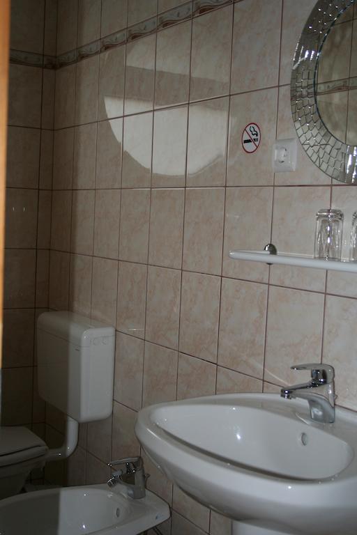 Nautilus Etterem Es Panzio Hotel Dabas Luaran gambar