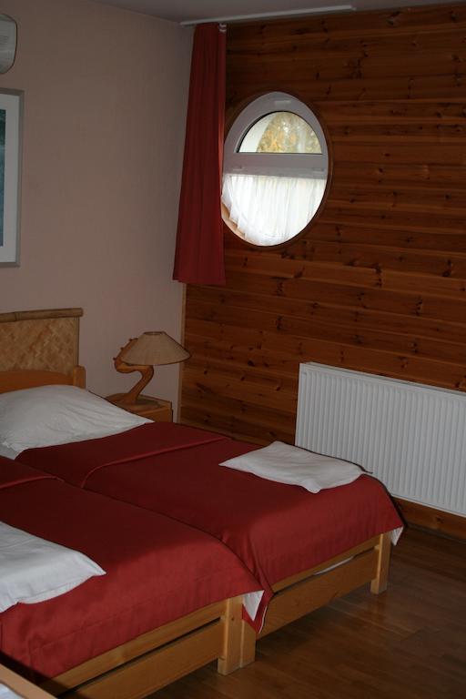 Nautilus Etterem Es Panzio Hotel Dabas Bilik gambar